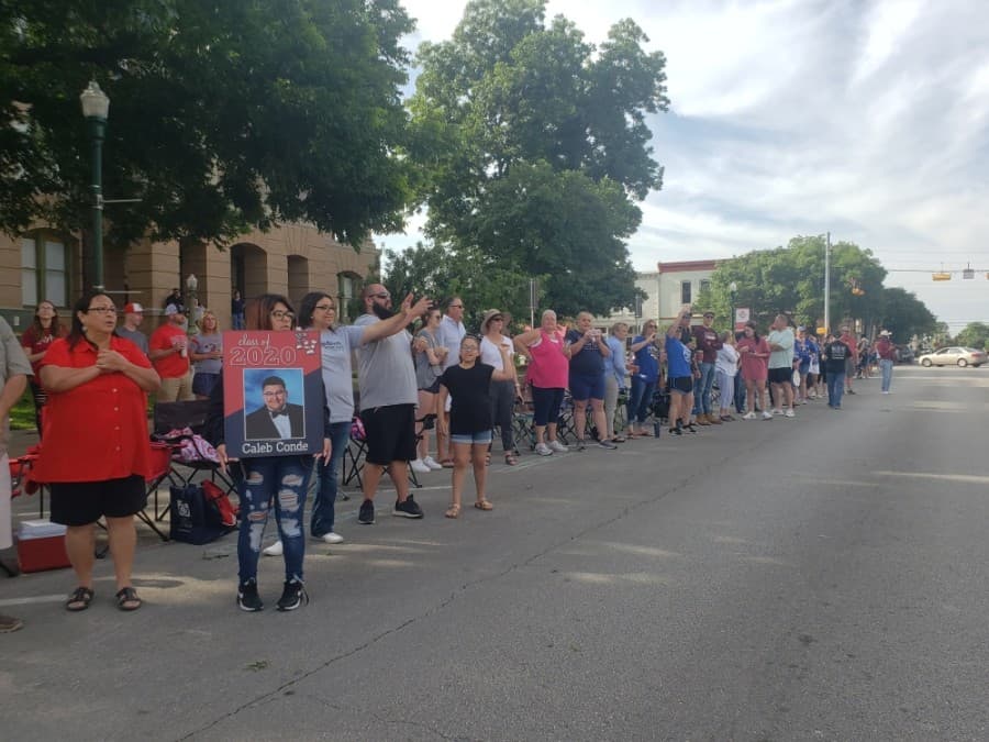 Many spectators cheered on the Georgetown ISD seniors at the May 29 parade. (Ali Linan/Community Impact Newspaper)