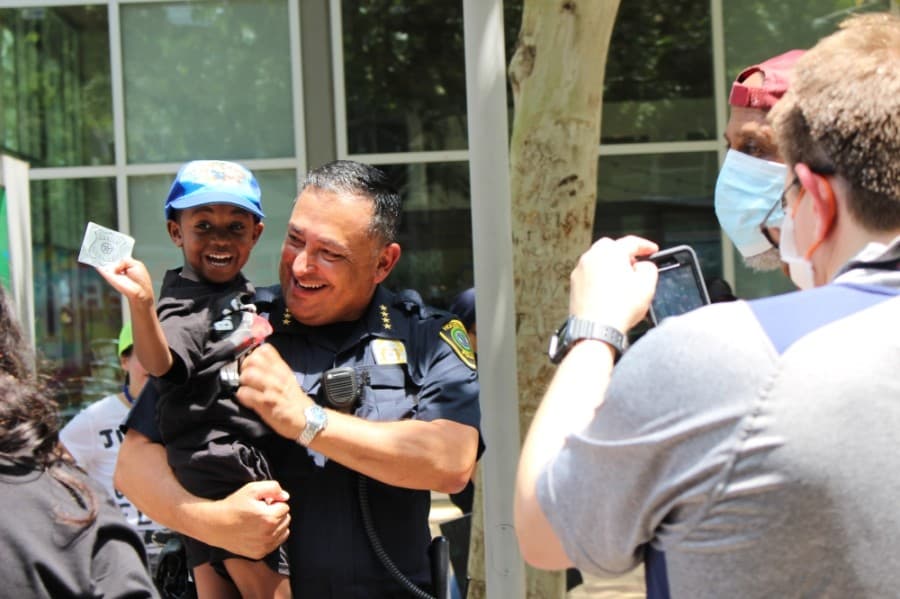 Houston police chief Art Acevedo poses with a child. (Nola Z. Valente/Community Impact Newspaper)