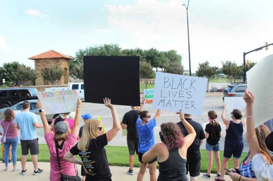 North Fort Worth residents gathered June 2 for a peaceful protest at the intersection of Heritage Trace Parkway and North Riverside Drive. (Ian Pribanic/Community Impact Newspaper)