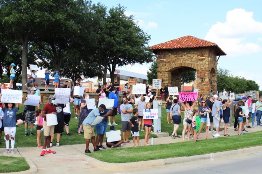 North Fort Worth residents gathered June 2 for a peaceful protest at the intersection of Heritage Trace Parkway and North Riverside Drive. (Ian Pribanic/Community Impact Newspaper)