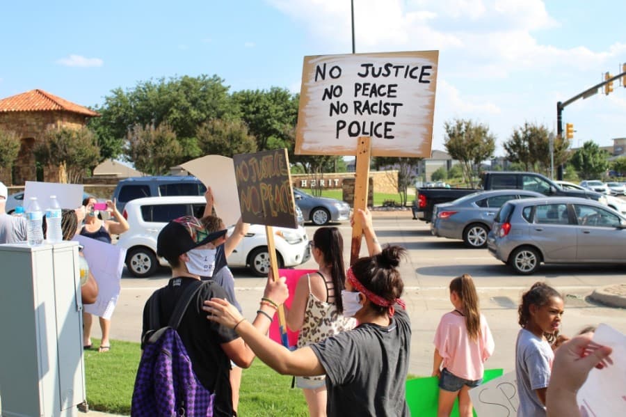 North Fort Worth residents gathered June 2 for a peaceful protest at the intersection of Heritage Trace Parkway and North Riverside Drive. (Ian Pribanic/Community Impact Newspaper)