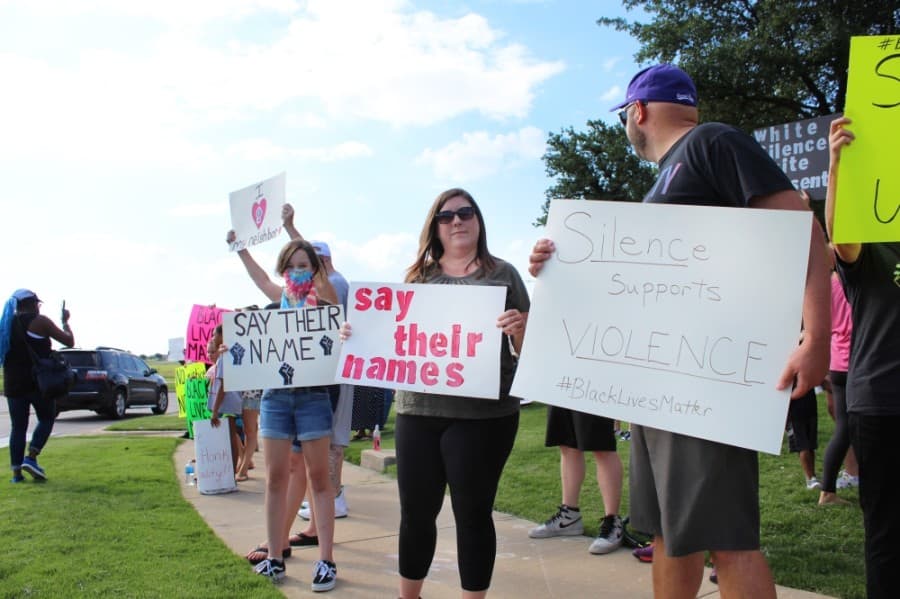 North Fort Worth residents gathered June 2 for a peaceful protest at the intersection of Heritage Trace Parkway and North Riverside Drive. (Ian Pribanic/Community Impact Newspaper)