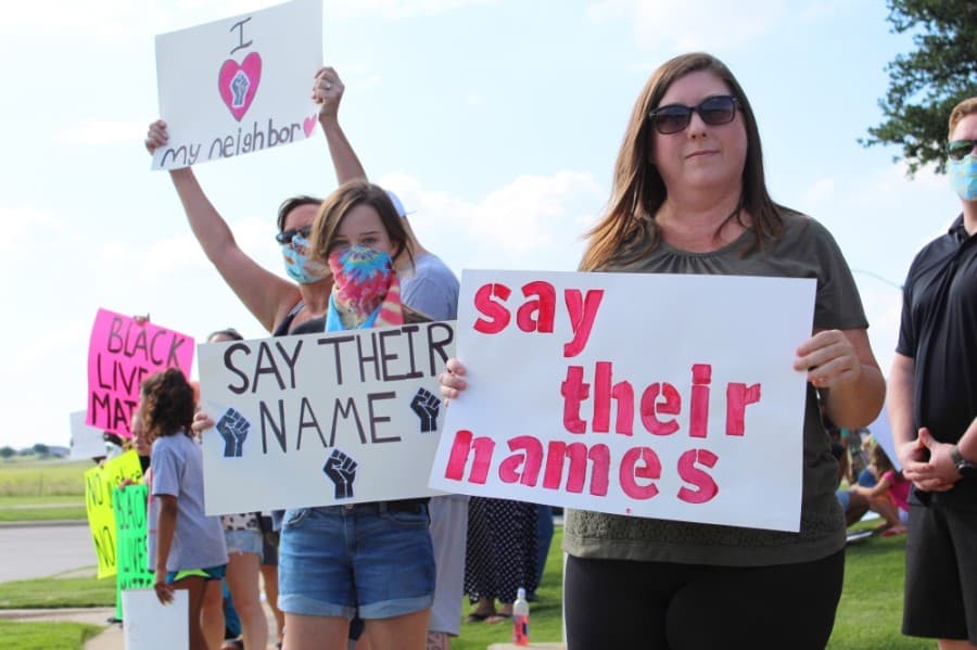 North Fort Worth residents gathered June 2 for a peaceful protest at the intersection of Heritage Trace Parkway and North Riverside Drive. (Ian Pribanic/Community Impact Newspaper)