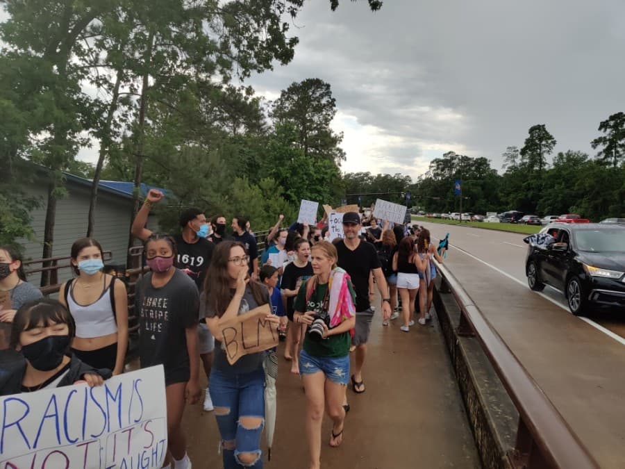Protesters marched from Northshore Park across the Lake Woodlands Drive bridge. (Ben Thompson/Community Impact Newspaper)