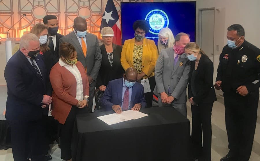 Mayor Sylvester Turner signs executive order calling for police restraint, de-escalation and limits on no-knock warrants