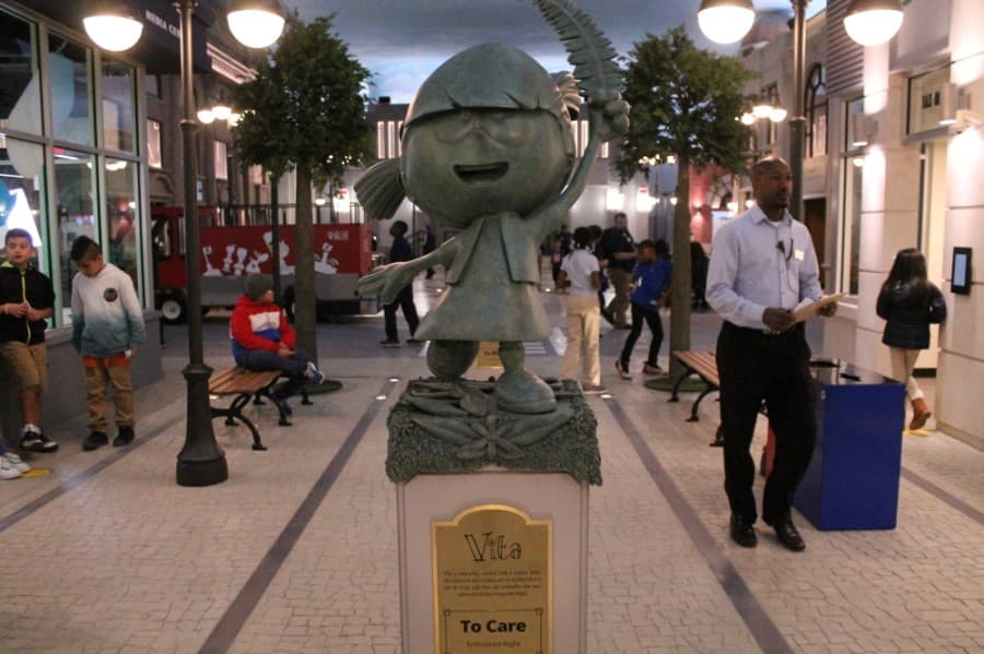 statue