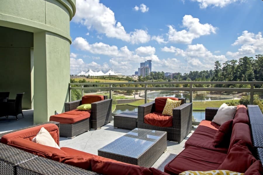 Boardwalk at Town Center features rooftop terraces overlooking The Woodlands Waterway. (Courtesy Hugh Hargrave)