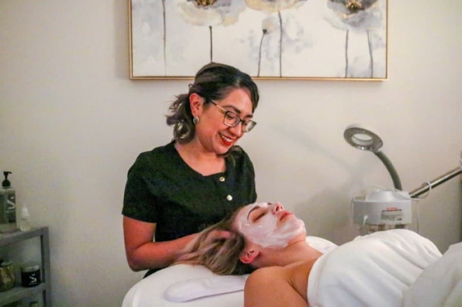 Perfect 10 Beauty Bar in The Woodlands rebounds, Cy-Hope holds food distribution event: News from Houston