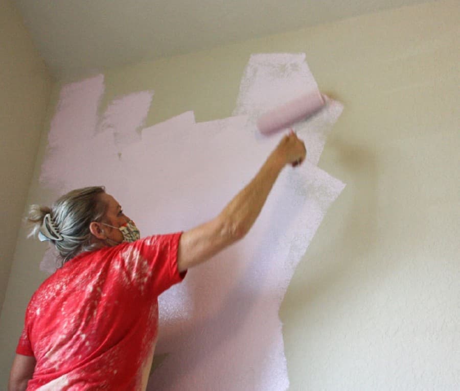 A Room Redux volunteer paints the room of a victim of abuse. (Lauren Canterberry/Community Impact Newspaper)