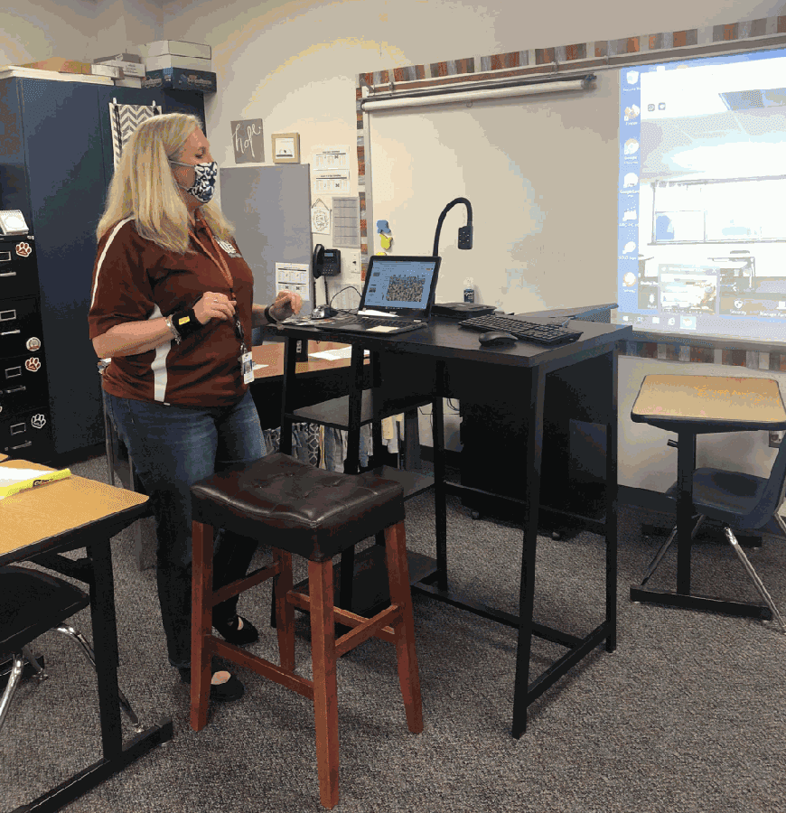 A Maus Middle School teacher virtually welcomes students on the first day of school. (Courtesy Frisco ISD)