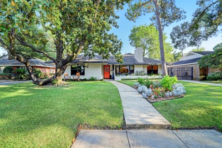 4703 Shetland Lane, Houston: This Afton Oaks neighborhood home includes a decked-out kitchen, garage apartment and generator to keep the lights on during the next downpour. 3 bed, 2 bath / 2,280 sq. ft. Sold for $947,001-$1,082,000 on Aug. 10. (Courtesy Houston Association of Realtors)