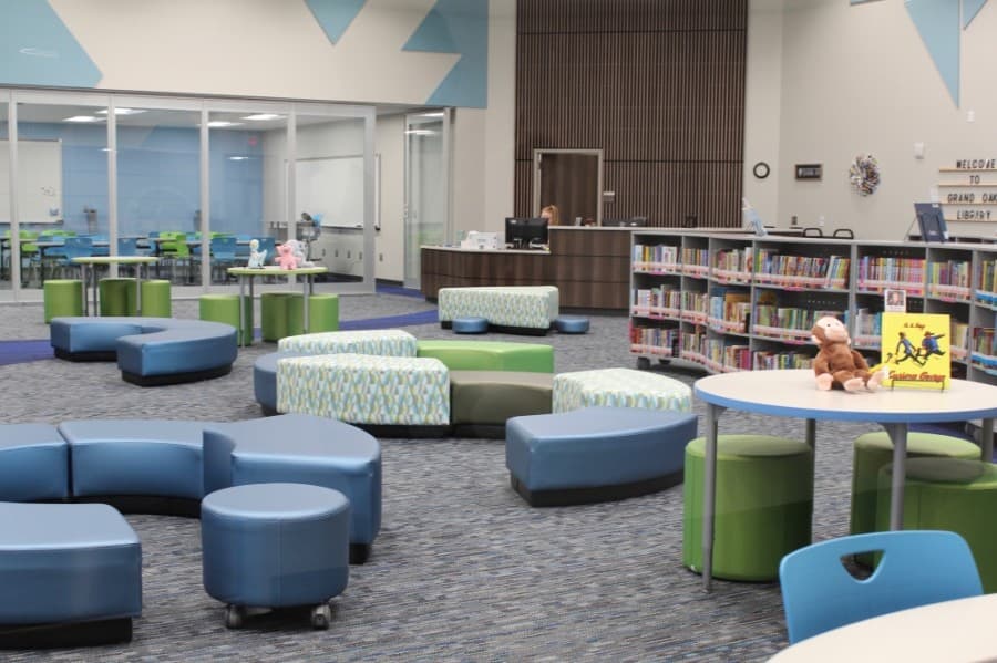 Grand Oaks Elementary's library features the blue and green colors seen throughout the school hallways. (Anna Lotz/Community Impact Newspaper)