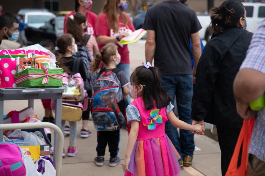 Parents walked their students into Weatherford Elementary School. (Liesbeth Powers/Community Impact Newspaper)