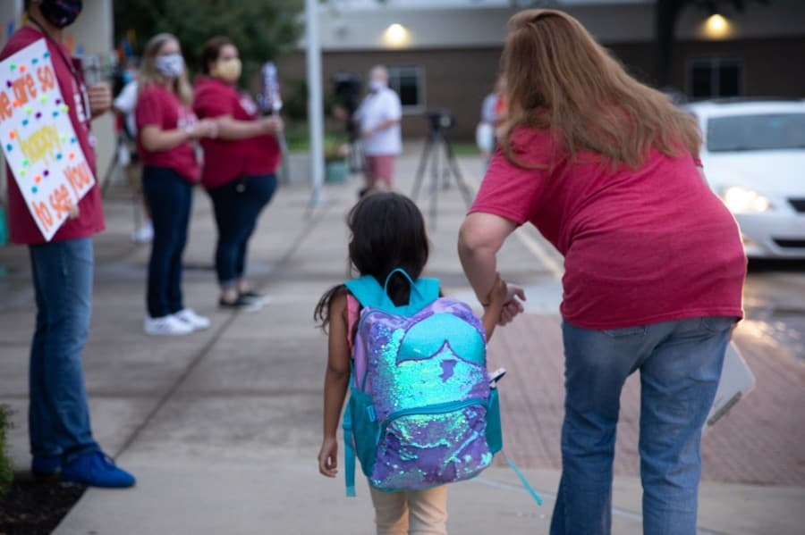Students were greeted by staff members with signs as they walked into Weatherford Elementary School. (Liesbeth Powers/Community Impact Newspaper)