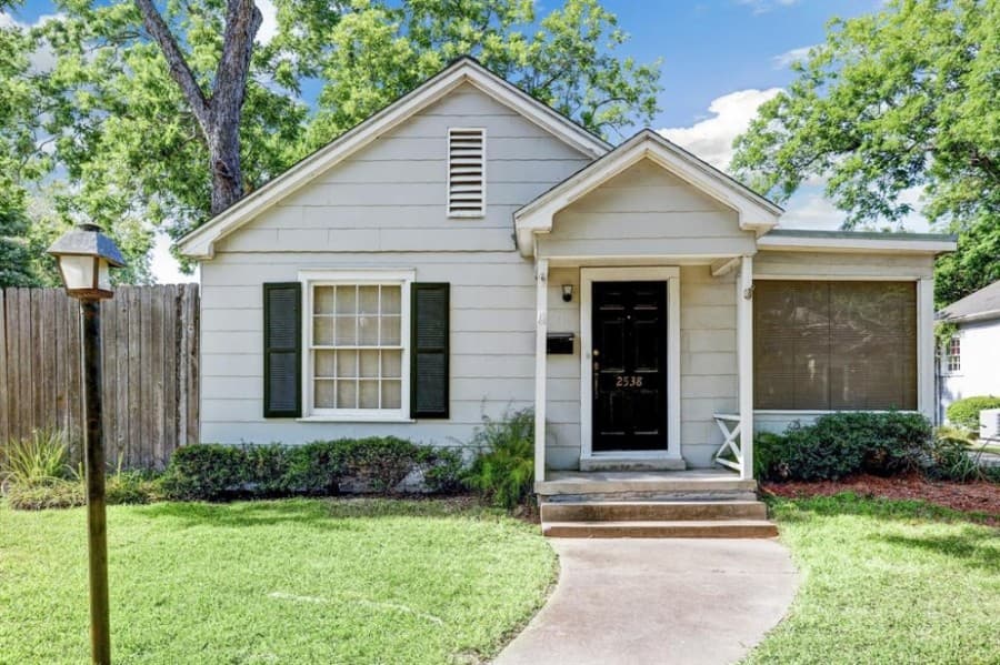 2538 Southgate Blvd., Houston: Built in 1940, this two- to three-bedroom, two full bathroom home features original oak hardwoods, and a new neutral carpet highlights a floor plan featuring formals, a large den and a study. It also features a central HVAC system. It is a short walk from Rice Village. It sold for $420,001-$482,000 on Sept. 10. (Courtesy Houston Association of Realtors)