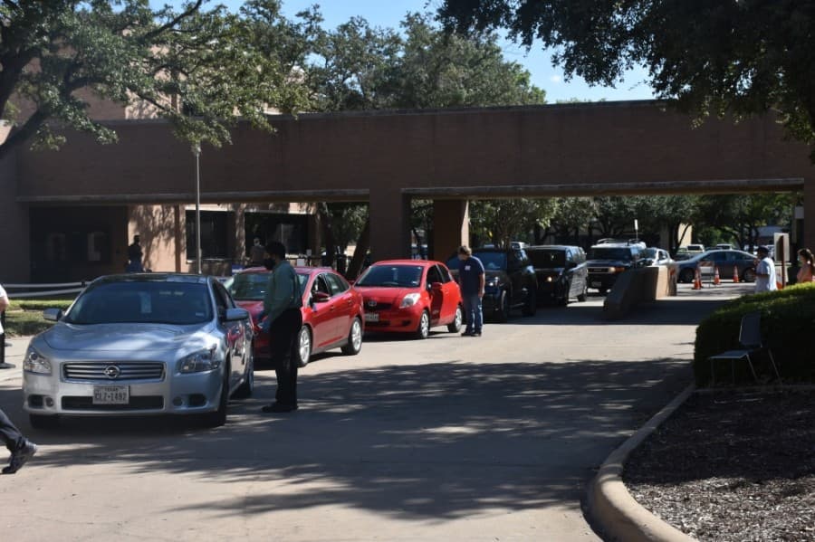 Voters using the curbside option formed a queue near the front of the building. (Makenzie Plusnick/Community Impact Newspaper)