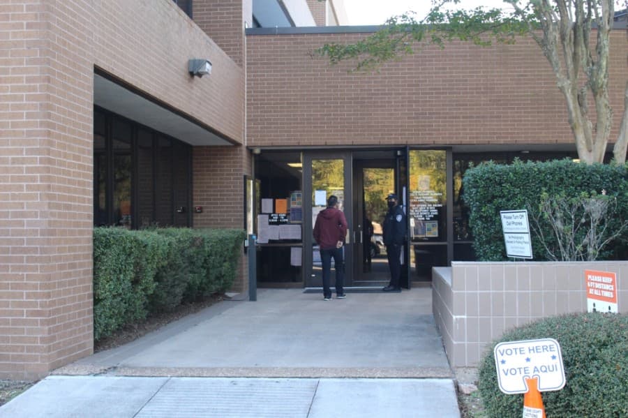 There was no line at the Fort Bend ISD Administration Building on Election Day morning. (Claire Shoop/Community Impact Newspaper)