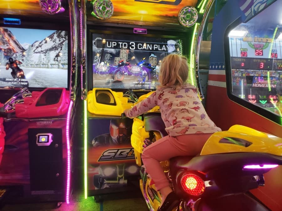 Tom Foolerys is full of arcade games. (Ali Linan/Community Impact Newspaper)