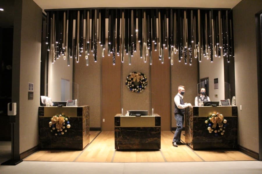 The hotel features a front lobby and check-in desk. (Sandra Sadek/Community Impact Newspaper)