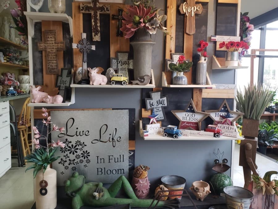 In addition to flowers, patrons can find gift items, home decor, candies and stuffed animals. (Ali Linan/Community Impact Newspaper)