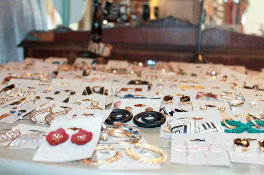 The boutique sells a variety of jewelry and accessories. (Andy Li/Community Impact Newspaper)