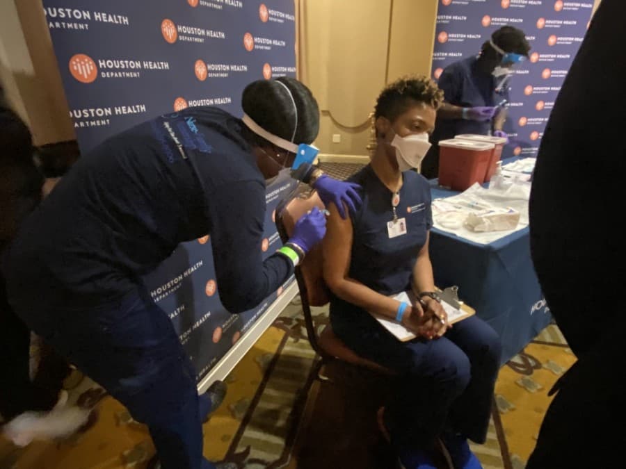 Houston health, fire departments begin administering 6,000 doses of COVID-19 vaccine
