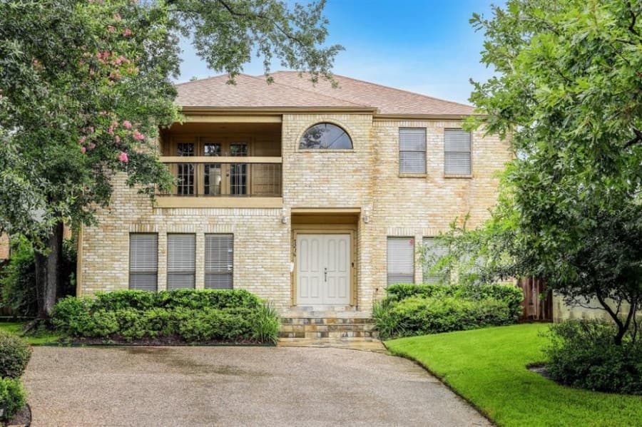 7216 Kirby Drive, Houston: Located minutes away from the Texas Medical Center, Rice Village and downtown Houston, this 1979 home features hardwoods, large entertaining spaces, stone floors and a gourmet kitchen with slab granite countertops. It also features a bedroom and full bathroom downstairs, a flex area, a large master retreat and a spa-like master bath as well as a full garage apartment with a kitchenette, a living area and a separate bedroom. 4-5 bed, 4 full bath/3,020 square feet. Sold for $552,001-$627,000 on Dec. 30. (Courtesy Houston Association of Realtors)