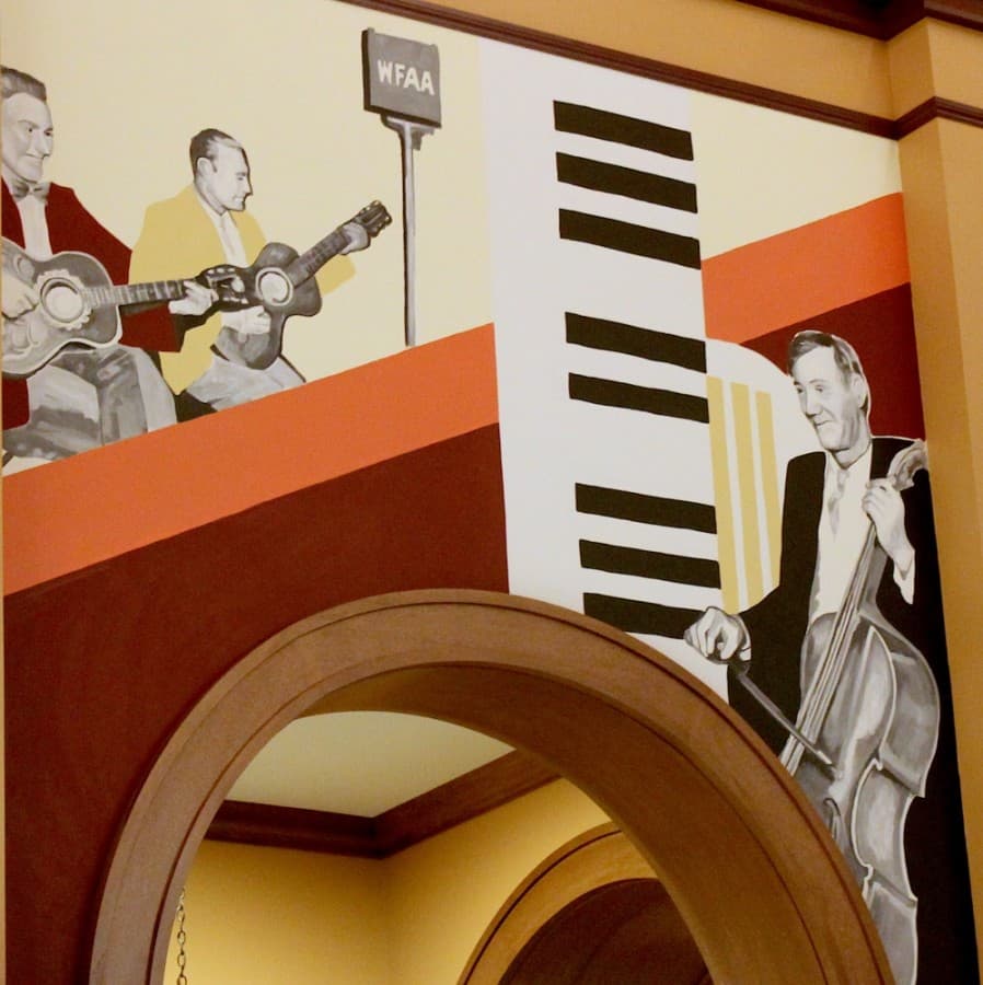 The music and entertainment mural features the Grapevine Rabbit Twisters, a fiddle band that got its start in Grapevine. (Sandra Sadek/Community Impact Newspaper)