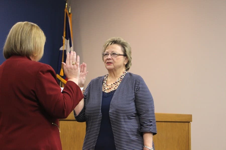 New Council Member Paula Settle, right, was sworn into office Jan. 14. She will serve until May 2022. (Kelly Schafler/Community Impact Newspaper)