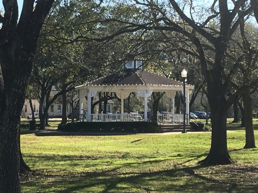 Friendswood median income increases from 2014-19 and more census data