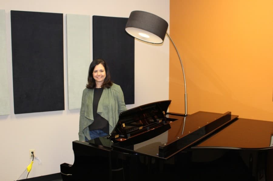 Owner Stathia Orwig teaches piano at Music SO Simple. (William C. Wadsack/Community Impact Newspaper)