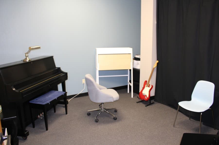 Students can take piano, guitar, violin, flute and voice lessons at Music SO Simple. (William C. Wadsack/Community Impact Newspaper)