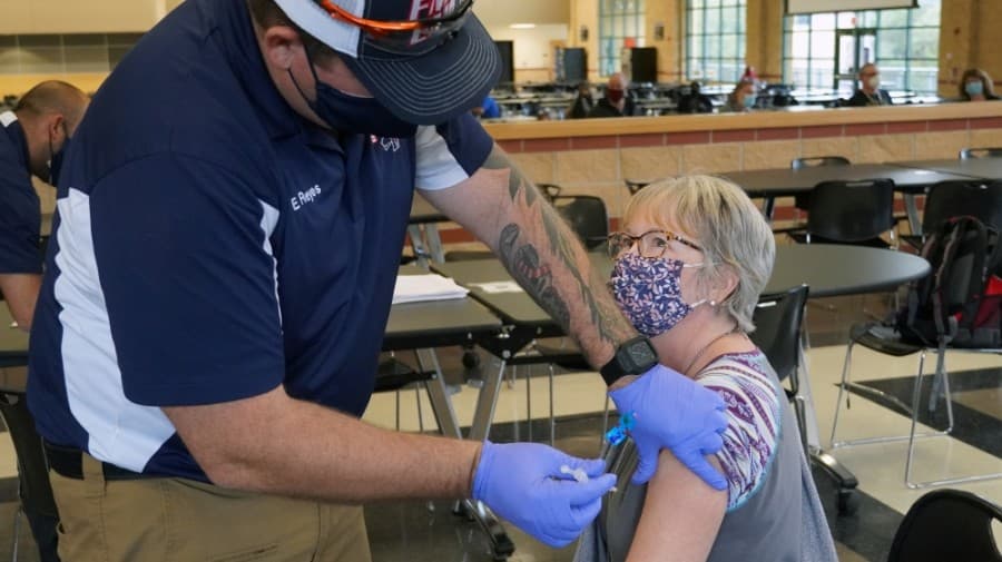 Staff at Eanes, Lake Travis ISDs obtain COVID-19 vaccine