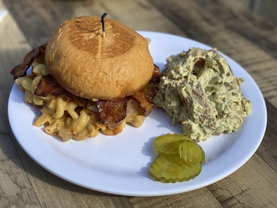 mac n cheese pulled pork sandwich for the graphic