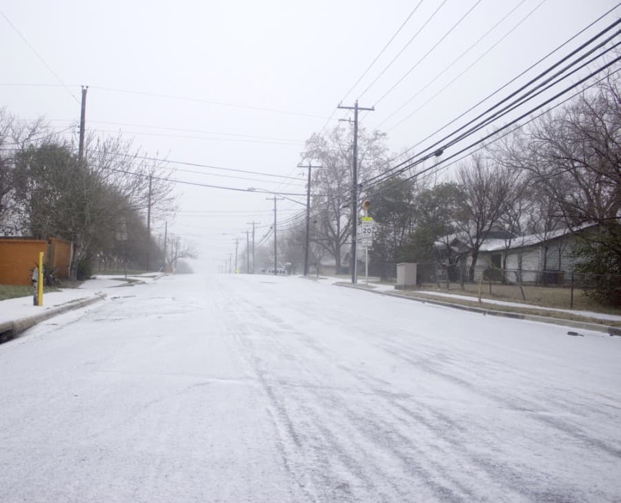 Snow falls on Rogge Lane in East Austin on Feb. 14. (Jack Flagler/Community Impact Newspaper)