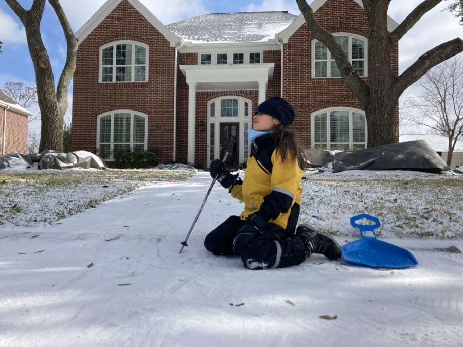 Sugar Land and Missouri City residents bundled up to play in snow. (Courtesy Connie Hou Holder) 