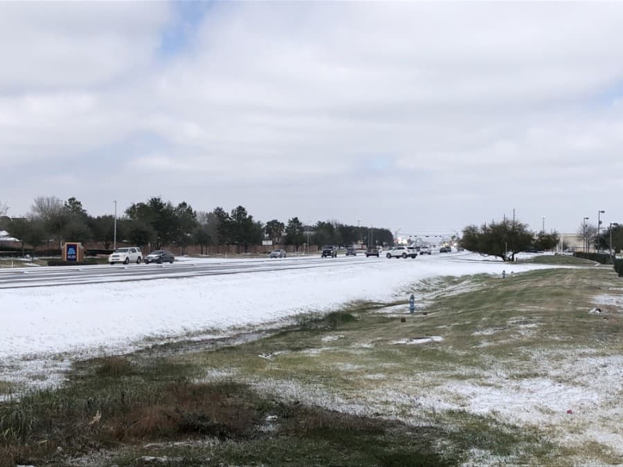 Hwy. 6 in Sugar Land was covered in snow Feb. 15. (Claire Shoop/Community Impact Newspaper) 