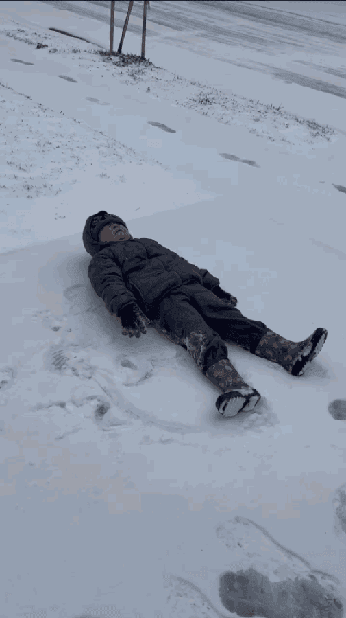 Ravensway residents bundle up for outdoor fun. (Courtesy Gordon Larson)