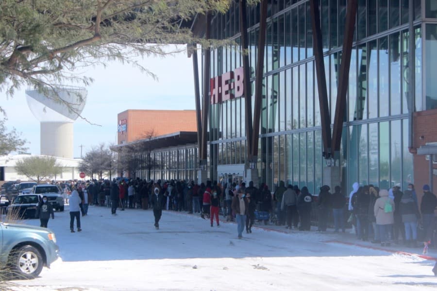 Austin power outage updates: Long lines at H-E-B, airport to resume flights, Capital Metro continues service suspension