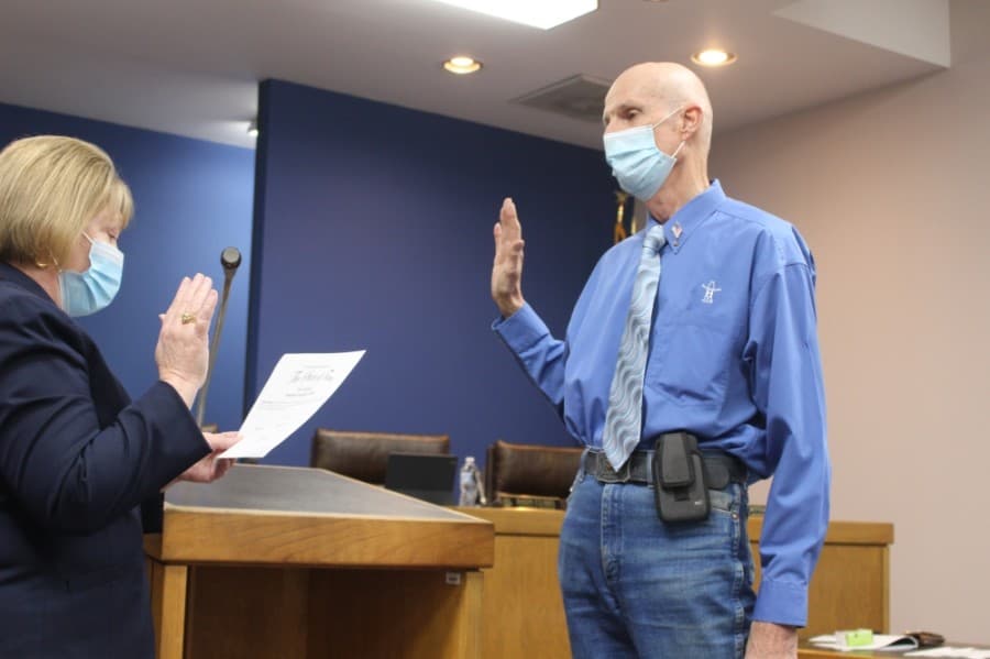 Humble City Secretary Jenny Page, left, read new Council Member Bruce Davidson the oath of office at the Feb. 25 City Council meeting. (Kelly Schafler/Community Impact Newspaper)
