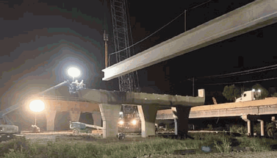 Beams are placed at Parvin Branch Creek. (Courtesy NTTA)
