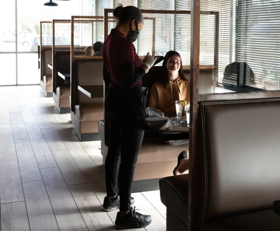 SURVEY: More than 70% of Texas restaurants still requiring employees to wear masks despite statewide mandate lift