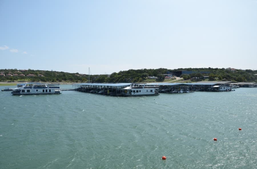 Toxic algae found at 10 sites on Lake Travis; pet owners urged to keep dogs out of Highland Lakes