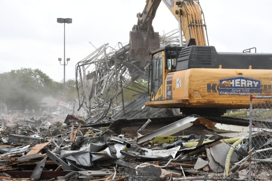 Crews were clearing the 1000 block of Westheimer Road on March 30. (Hunter Marrow/Community Impact Newspaper)