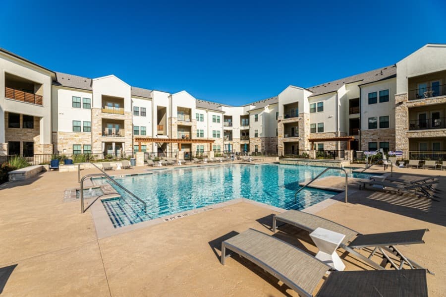 Features of the 249-unit community located near the San Marcos Outlet Malls include a resort-style pool, a volleyball court and a clubhouse. (Courtesy Kalterra Capital Partners)