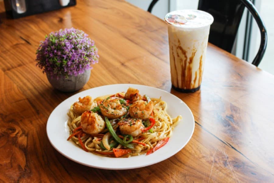 Street Food Guru’s king prawn garlic noodles ($8.99) feature shrimp and vegetables served with noodles. (Adriana Rezal/Community Impact Newspaper)