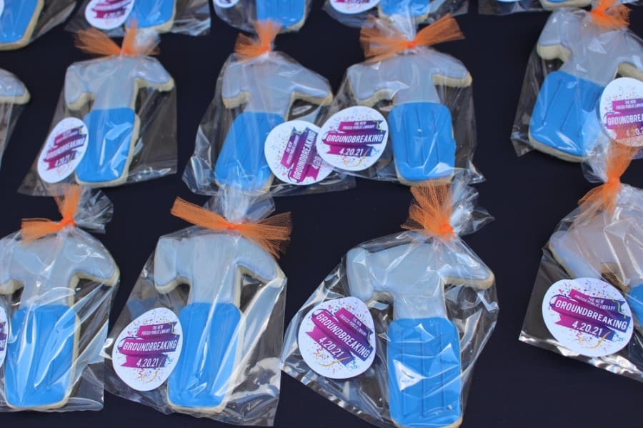 Cookies were given to those in attendance of the library groundbreaking ceremony April 20. (Miranda Jaimes/Community Impact Newspaper)
