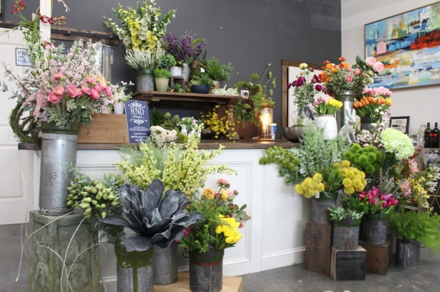 The store features a flower bar for clients. (Andrew Christman/Community Impact Newspaper)