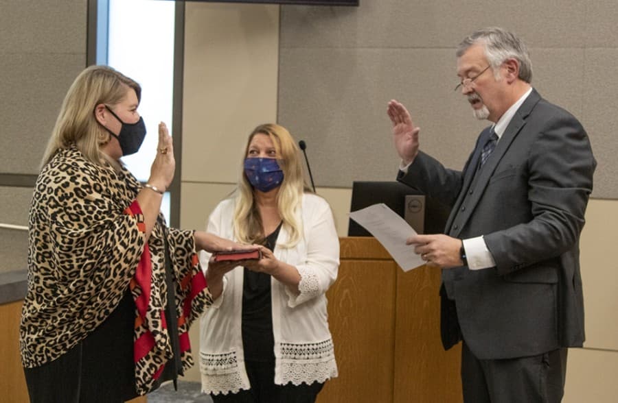 Georgetown swears in new, re-elected council members