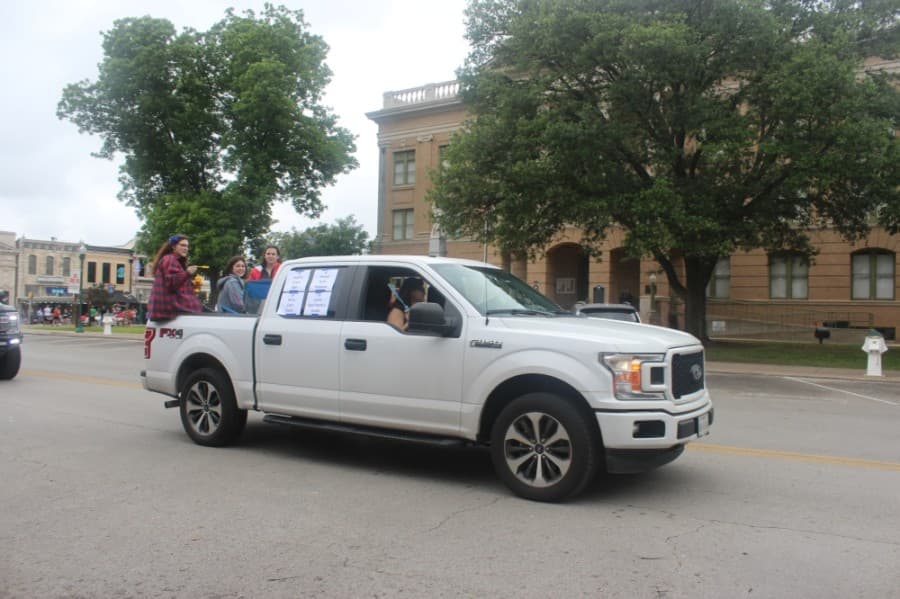 GISD hosted a community parade for the class of 2021. (Fernanda Figueroa/Community Impact Newspaper)